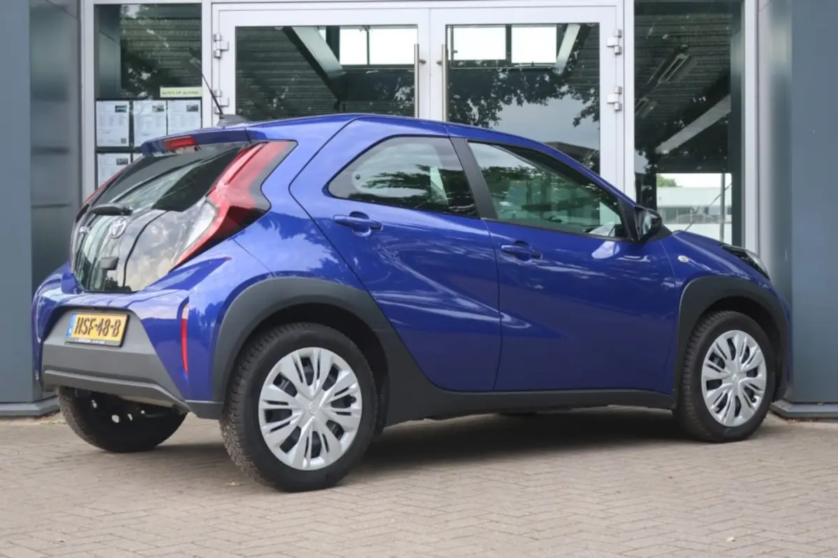 1.0 VVT-i, Camera, CarPlay/Android, All-Season,