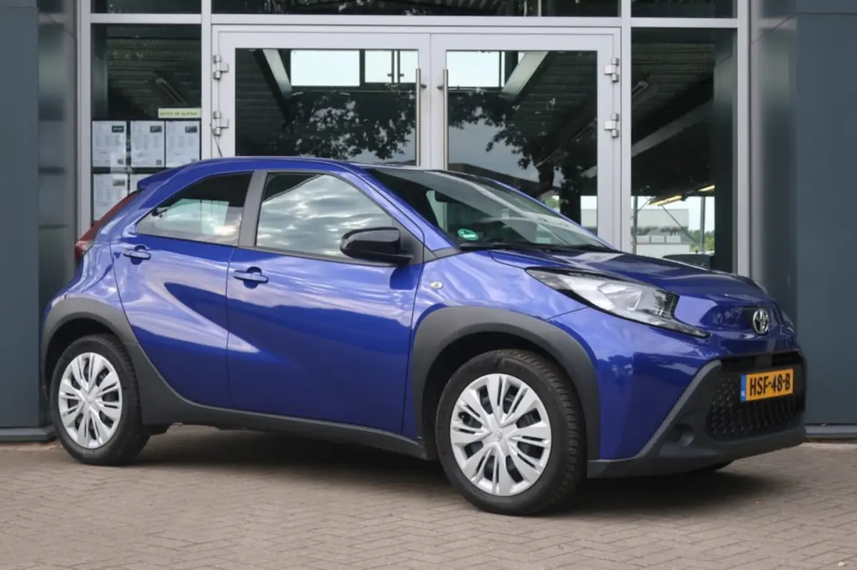 1.0 VVT-i, Camera, CarPlay/Android, All-Season,