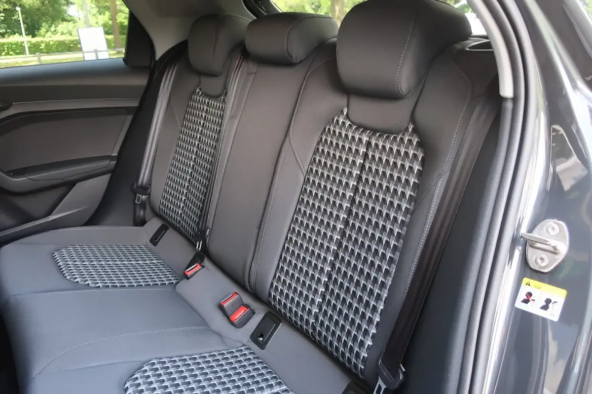 30 TFSI, Stoelverwarming, Keyless volledig, CarPlay/Android etc