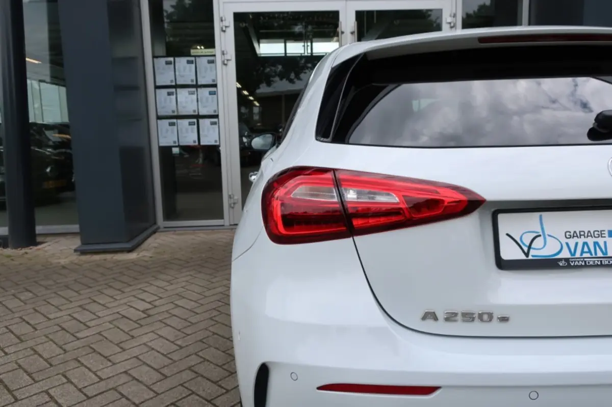 A250e AMG-Line, All Season Banden, Trekhaak, Dode Hoek Monitor, etc