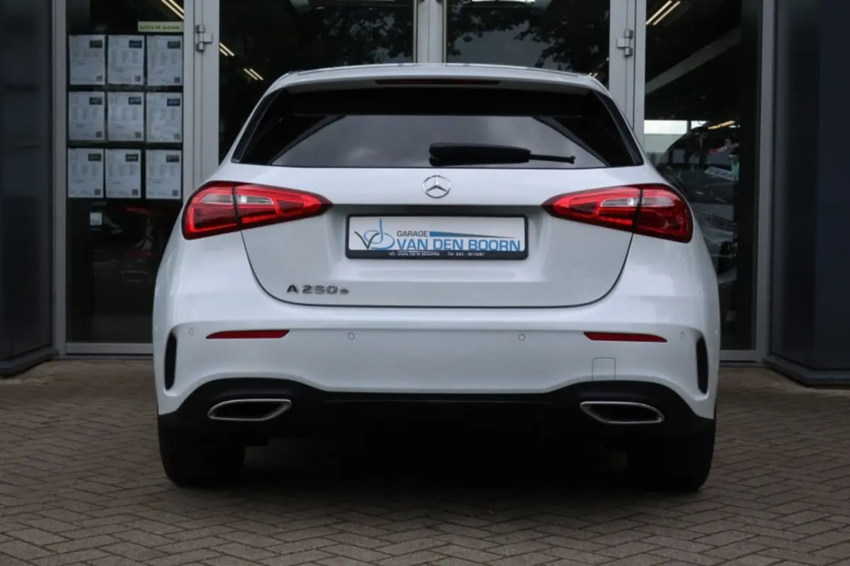 A250e AMG-Line, All Season Banden, Trekhaak, Dode Hoek Monitor, etc