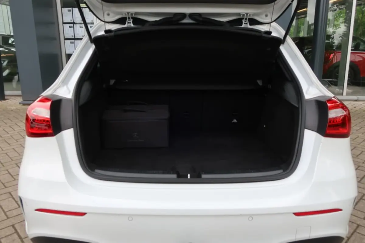 A250e AMG-Line, All Season Banden, Trekhaak, Dode Hoek Monitor, etc