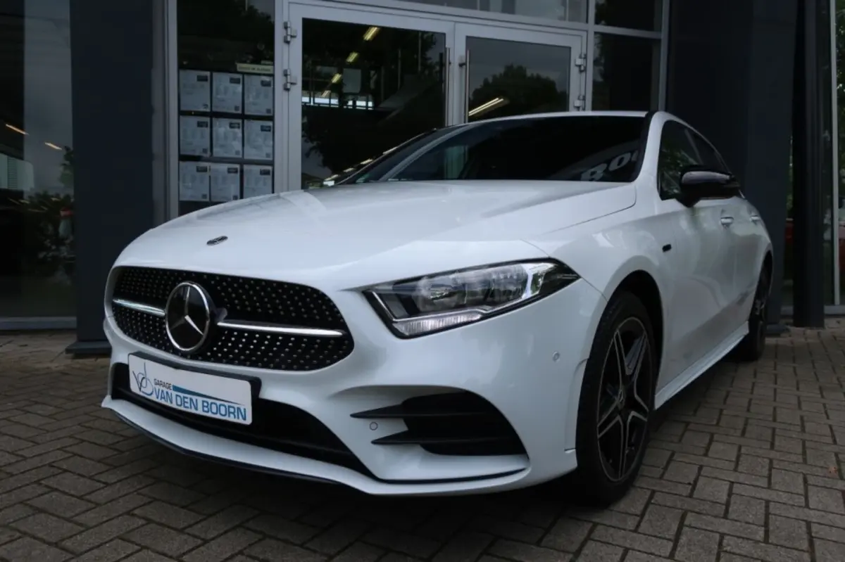 A250e AMG-Line, All Season Banden, Trekhaak, Dode Hoek Monitor, etc