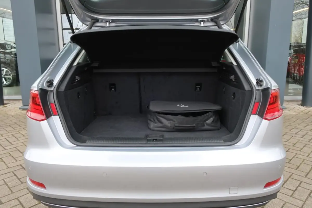 1.4 E-TRON, Adaptive Cruise, LED Verlichting, Dode Hoek Monitor, etc