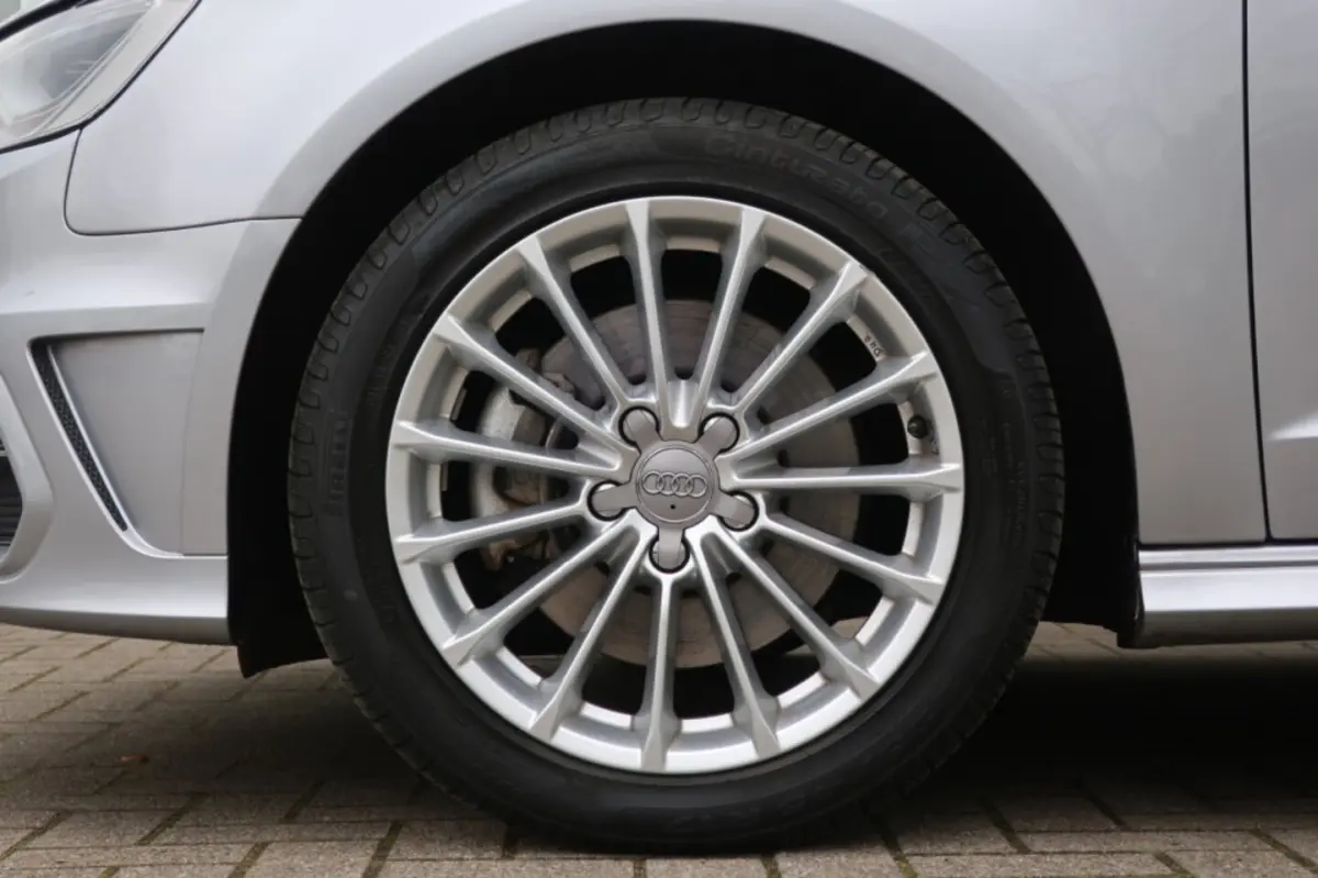 1.4 E-TRON, Adaptive Cruise, LED Verlichting, Dode Hoek Monitor, etc