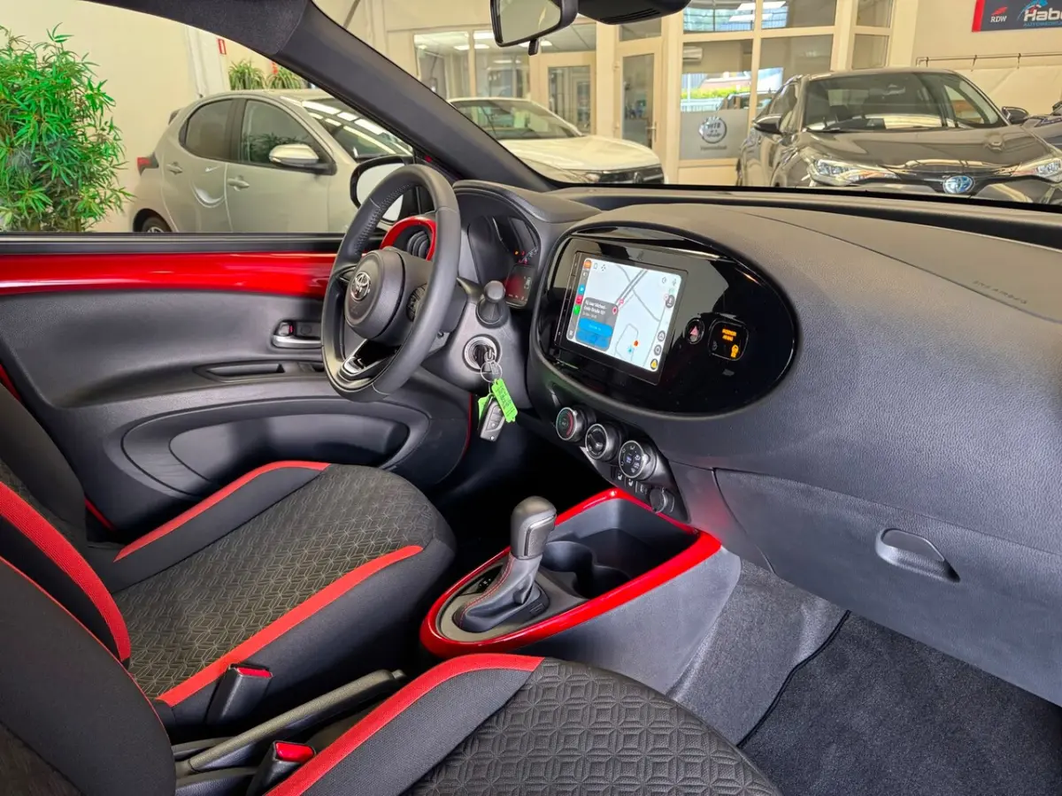 1.0 VVT-i S-CVT Automaat/Stoelverw/Carplay/cruise/Bi-tone/17 inch/pas 3000km
