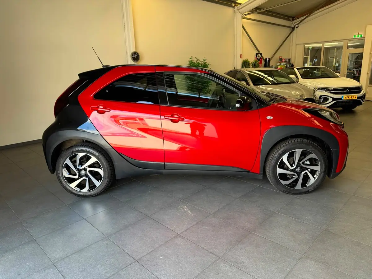 1.0 VVT-i S-CVT Automaat/Stoelverw/Carplay/cruise/Bi-tone/17 inch/pas 3000km