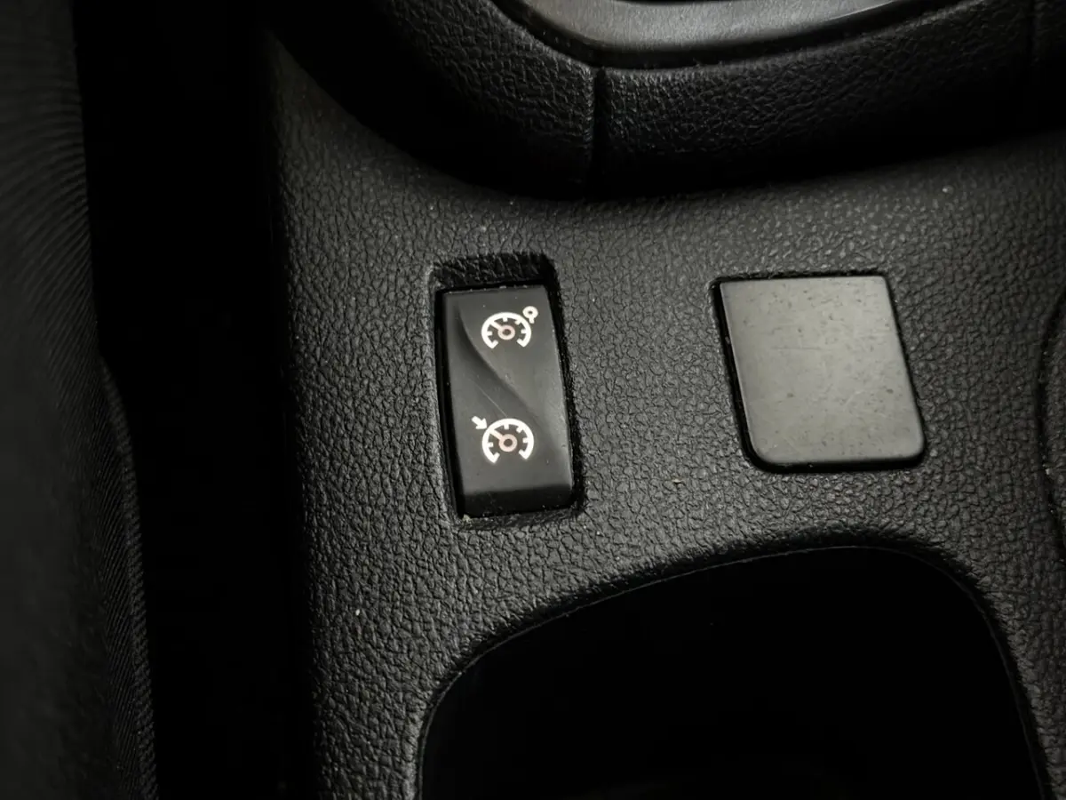 1.2 Night & Day Navi, Cruise control, Keyless start, Radio, Mistlamp, Airco