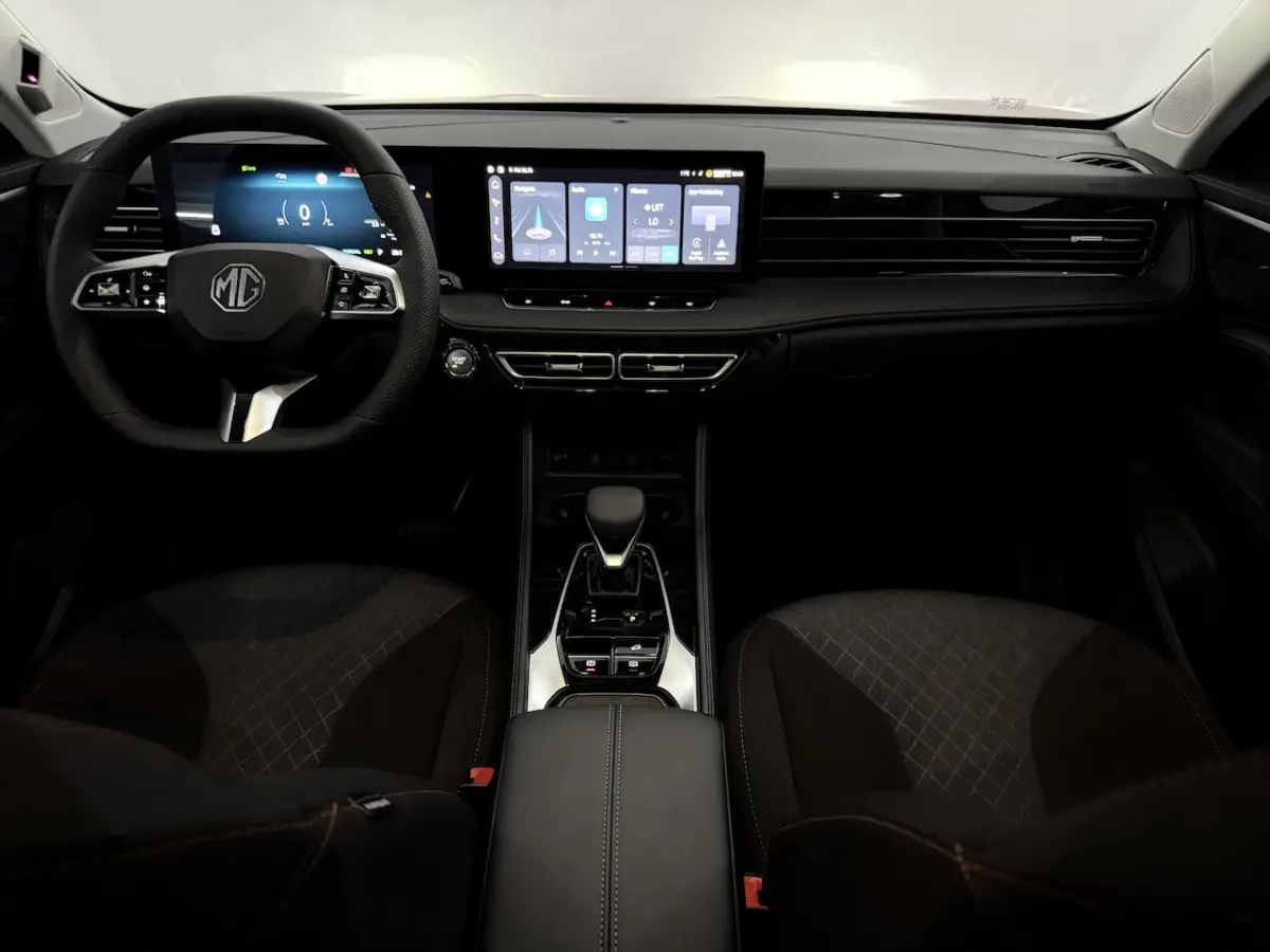 1.5 TGDI Comfort Plug-in Camera, Navi, Apple carplay, Verstelbare stoelen, Keyless start,