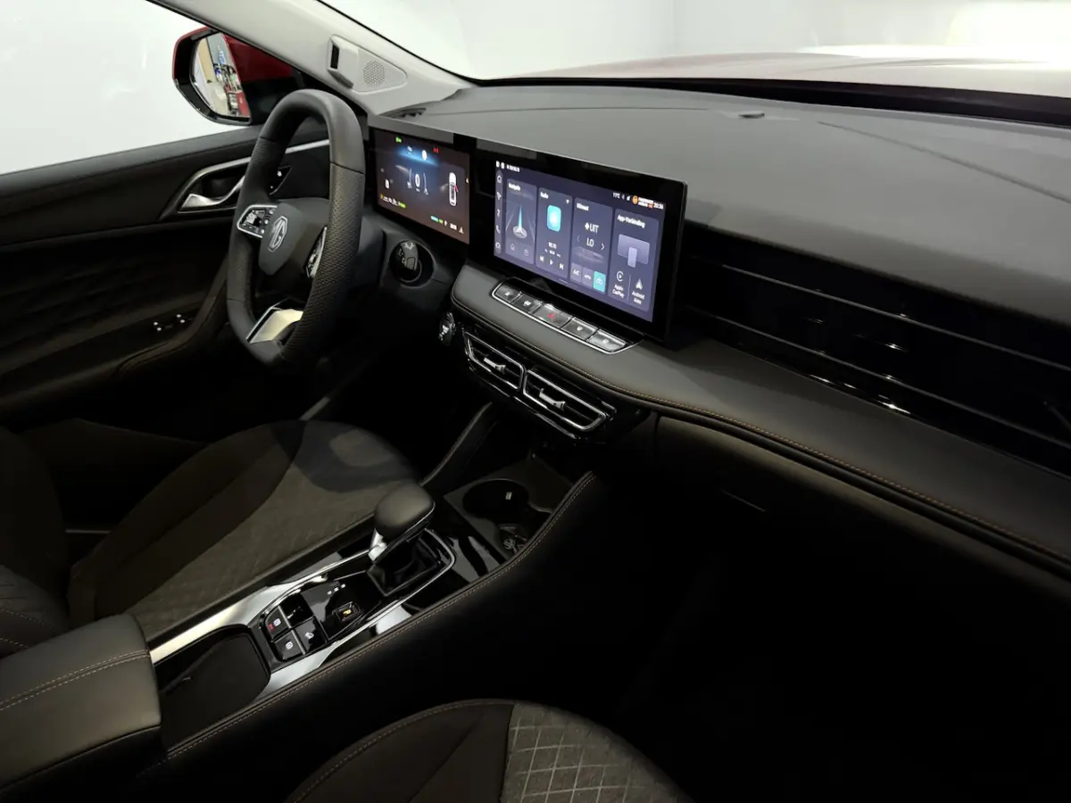 1.5 TGDI Comfort Plug-in Camera, Navi, Apple carplay, Verstelbare stoelen, Keyless start,
