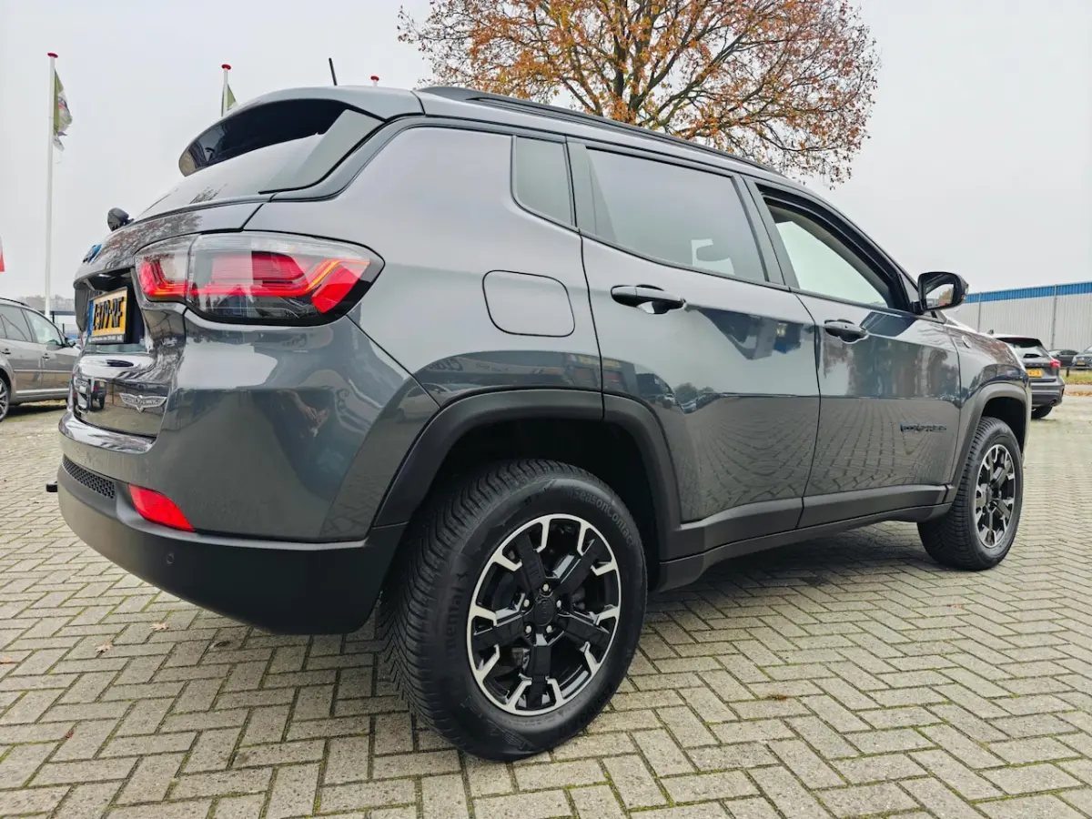 4xe 240 Plug-in Hybrid Electric Trailhawk