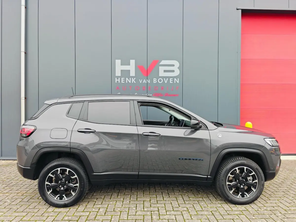 4xe 240 Plug-in Hybrid Electric Trailhawk
