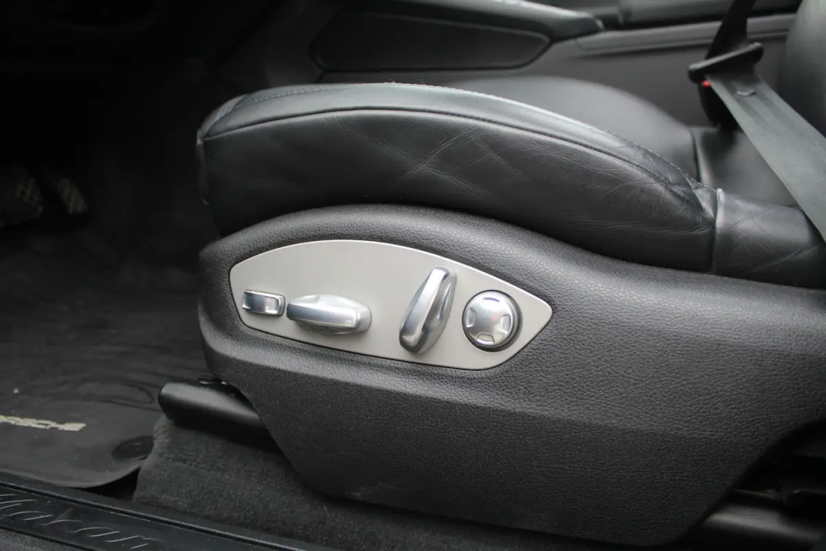 2.0 Panoramadak/Adaptive cruise control/Lederen bekleding/Elektr. verstelbare stoelen met