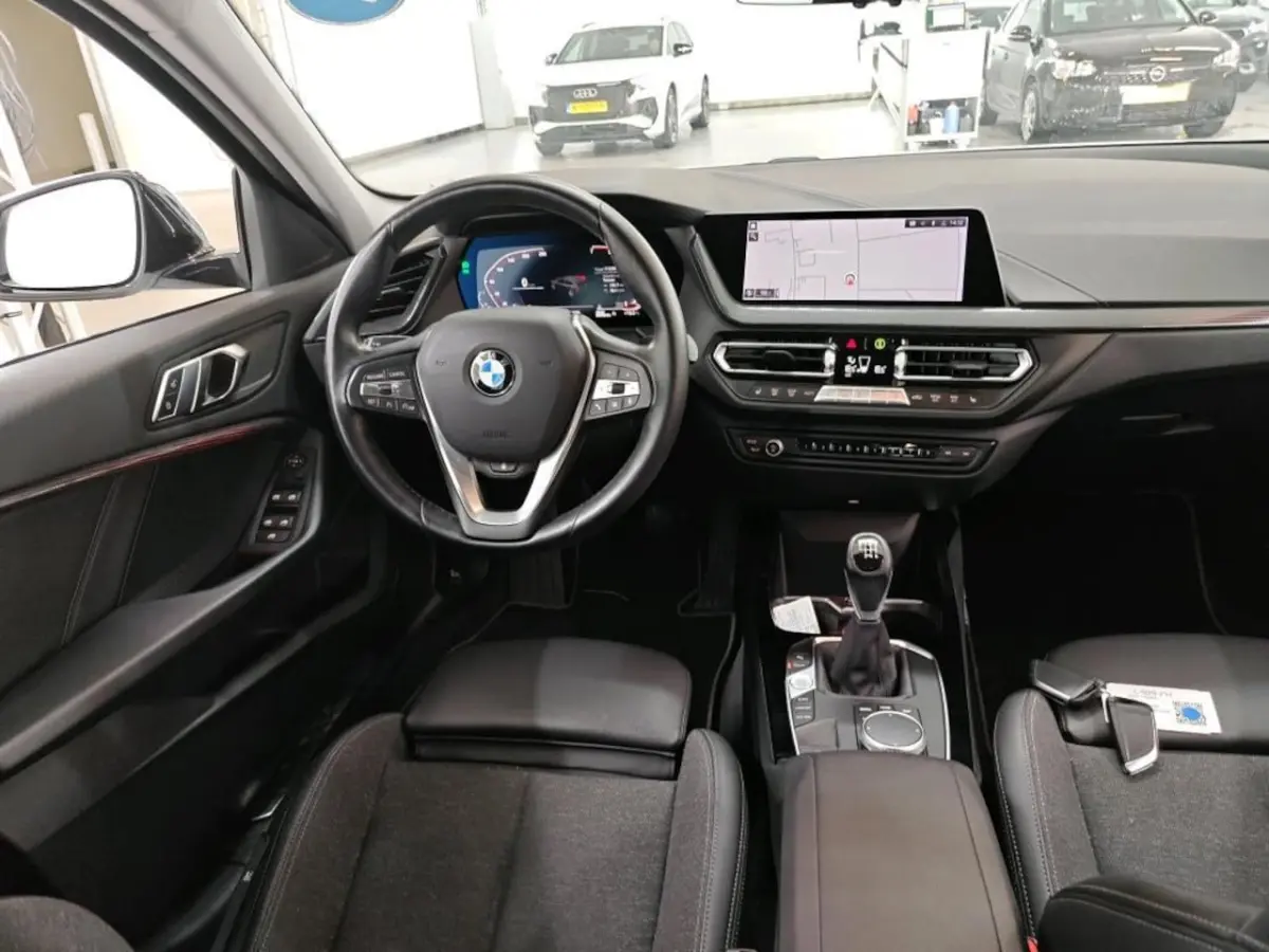 118i Business Edition NL-AUTO | NAVI | STUUR EN STOEL VERWARMING