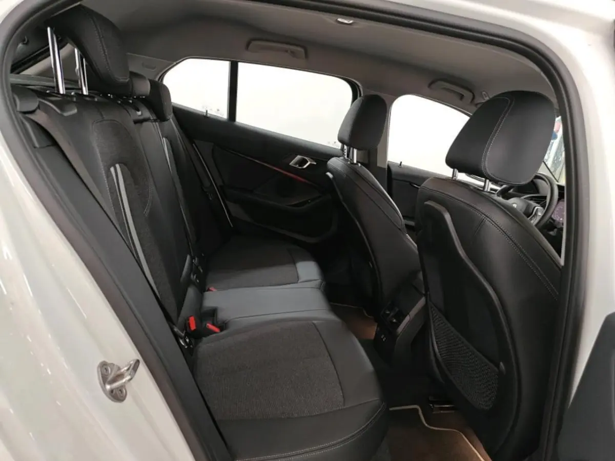 118i Business Edition NL-AUTO | NAVI | STUUR EN STOEL VERWARMING