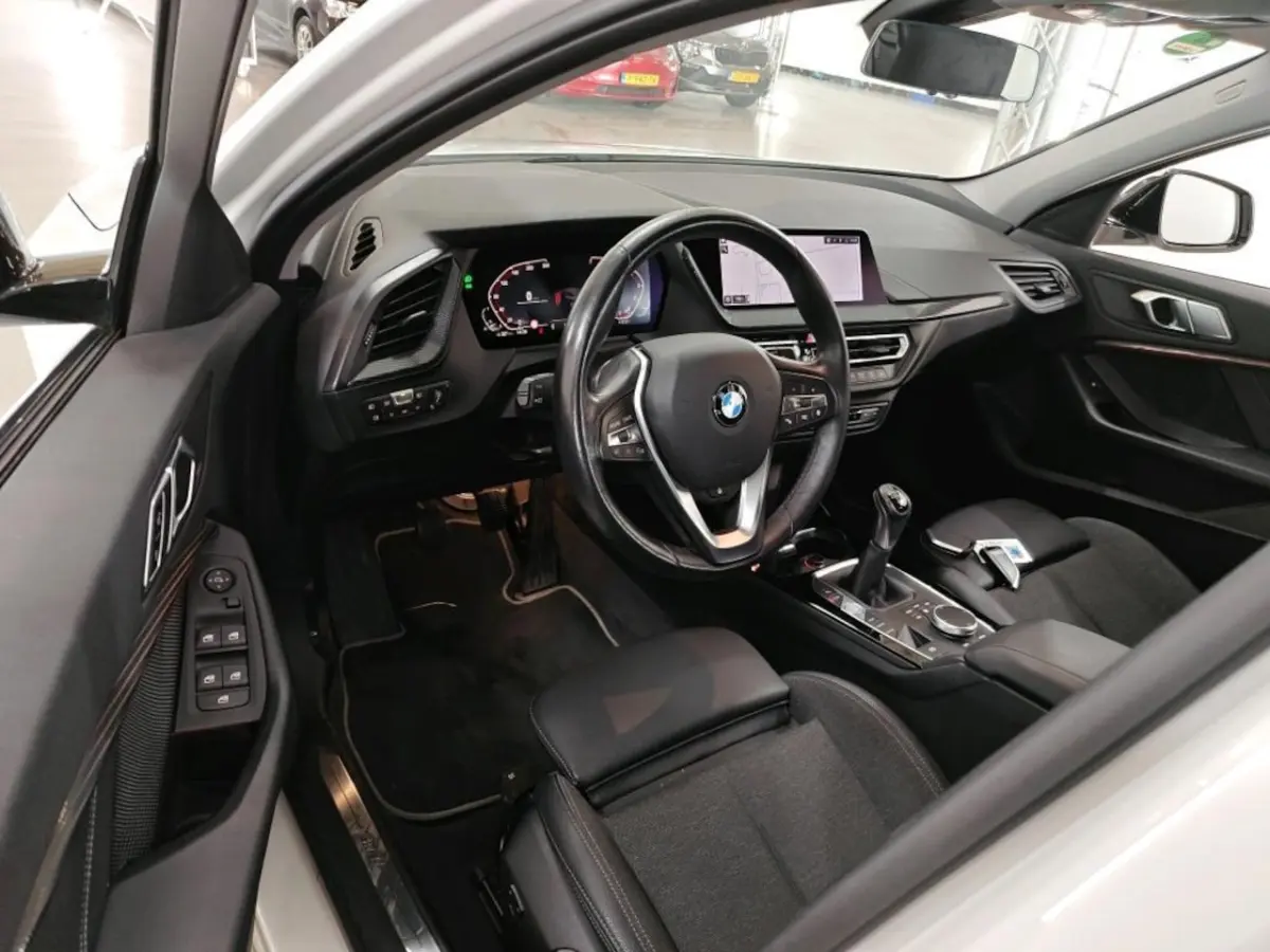 118i Business Edition NL-AUTO | NAVI | STUUR EN STOEL VERWARMING