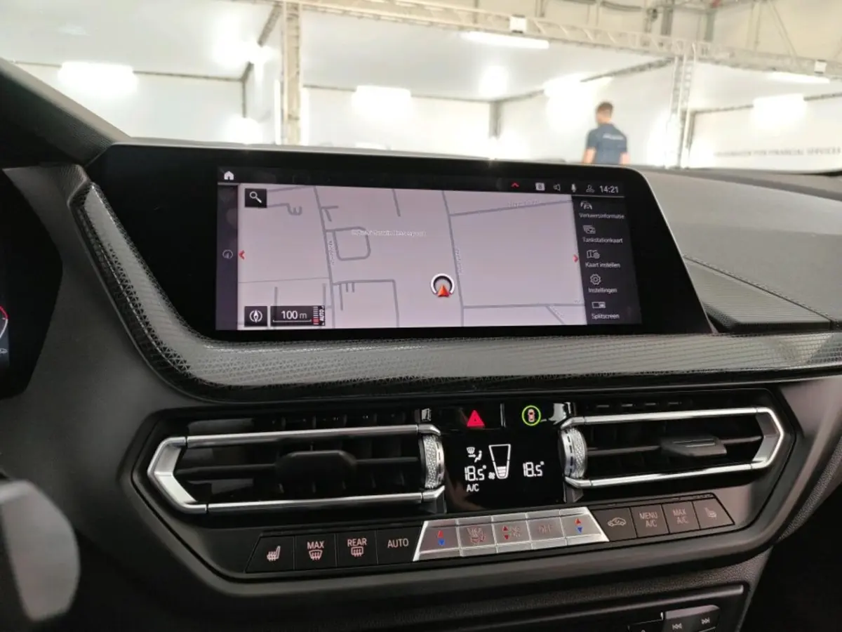 118i Business Edition NL-AUTO | NAVI | STUUR EN STOEL VERWARMING