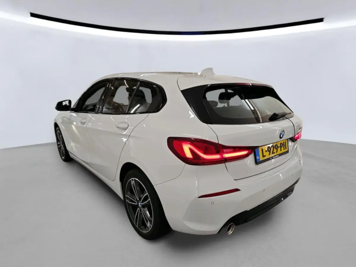 118i Business Edition NL-AUTO | NAVI | STUUR EN STOEL VERWARMING