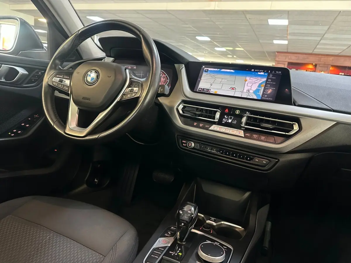 118i Executive Edition/PANO-DAK/NAVI/CARPLAY/LED/NL AUTO NAP