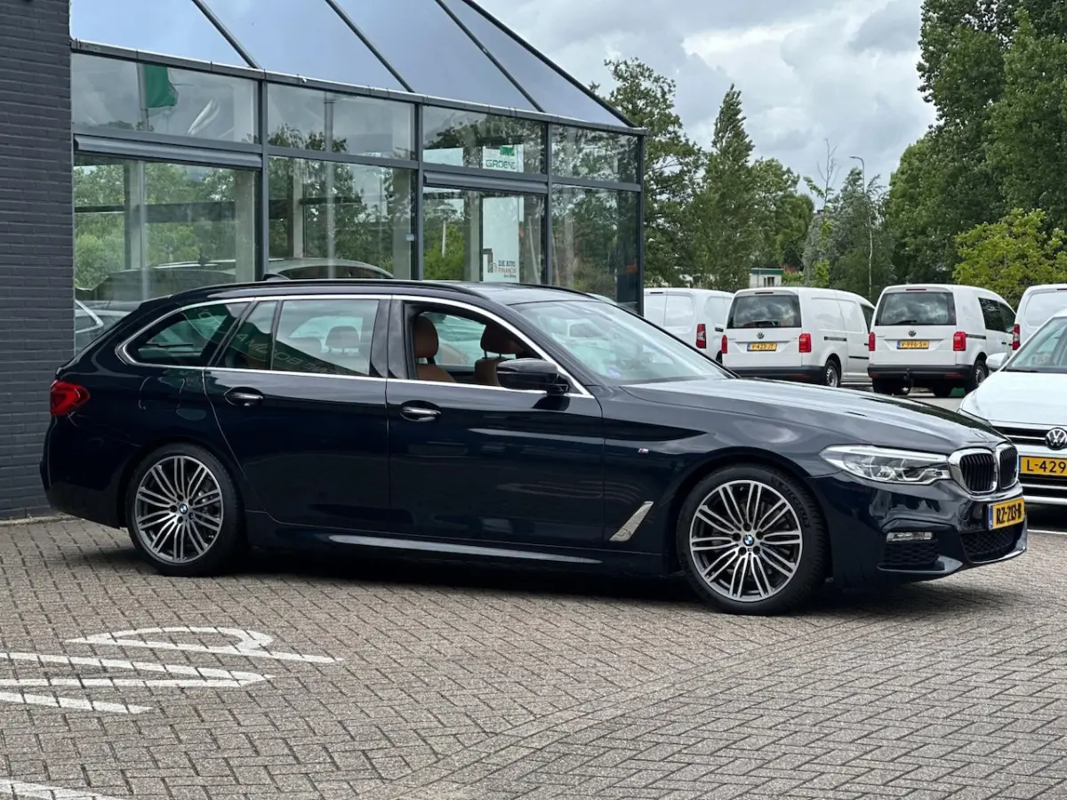 520i High Executive/M-PAKKET/2E EIG/PANO-DAK/CARPLAAY/NL-AUTO NAP
