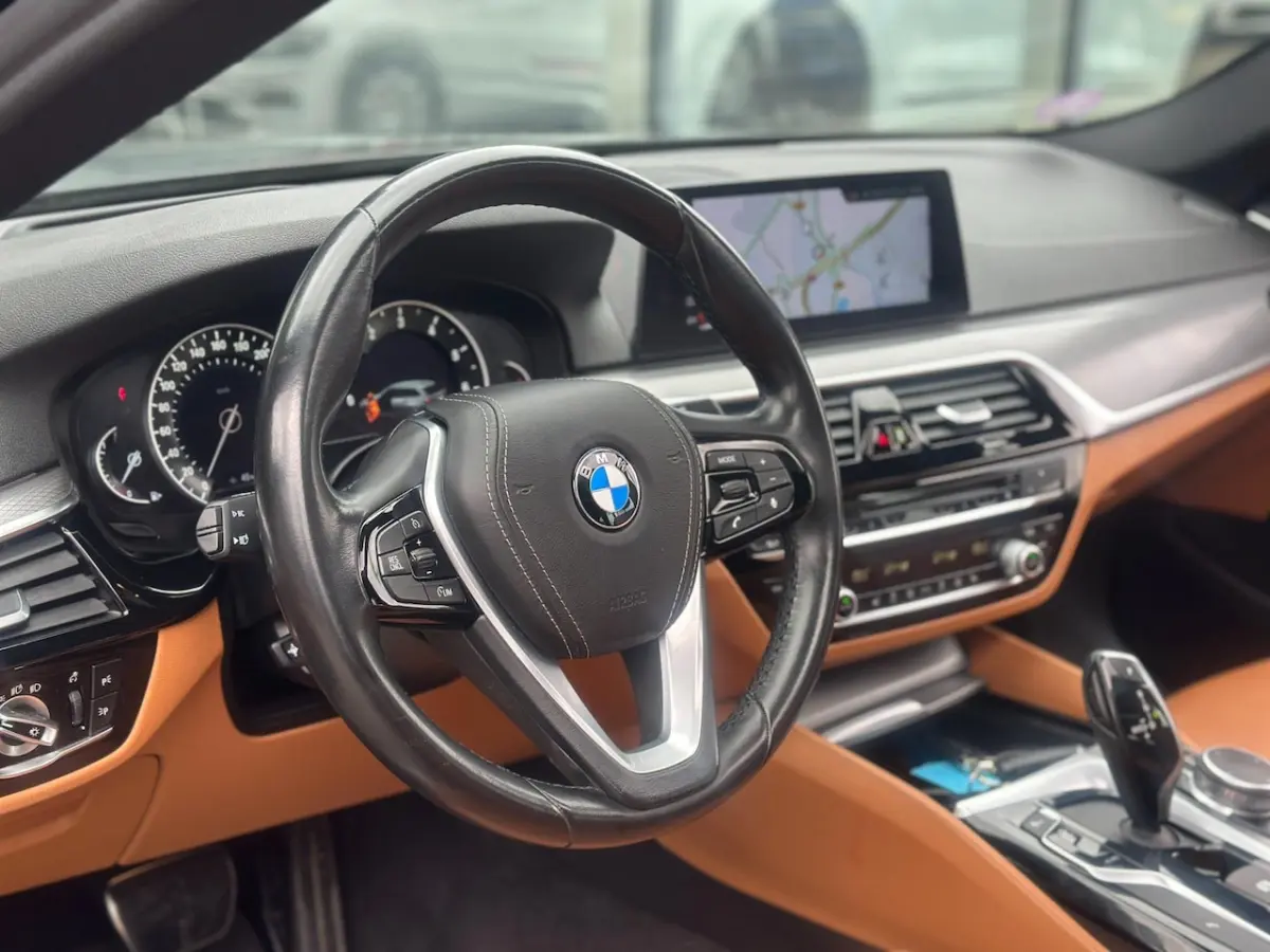 520i High Executive/M-PAKKET/2E EIG/PANO-DAK/CARPLAAY/NL-AUTO NAP