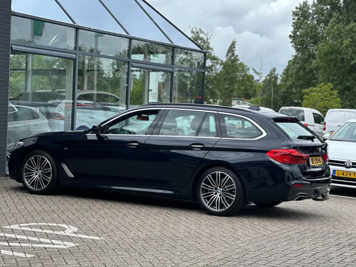 520i High Executive/M-PAKKET/2E EIG/PANO-DAK/CARPLAAY/NL-AUTO NAP