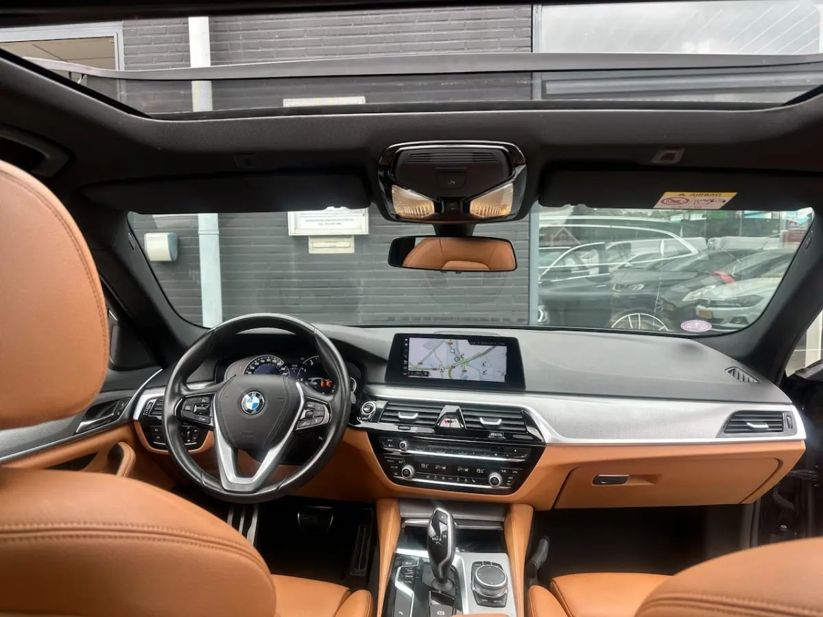 520i High Executive/M-PAKKET/2E EIG/PANO-DAK/CARPLAAY/NL-AUTO NAP