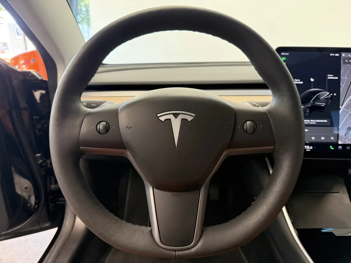 Long Range AWD 75 kWh Panorama dak Leder interieur