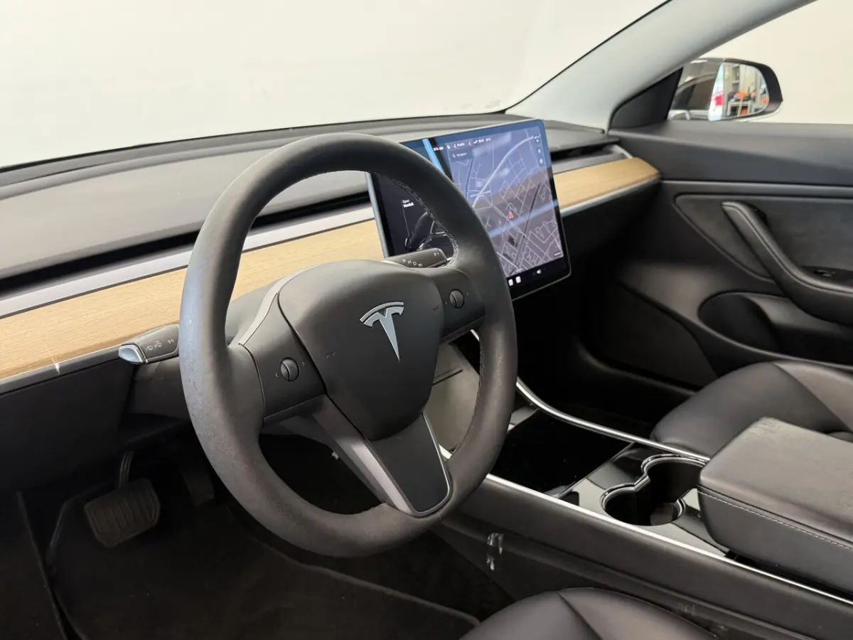 Long Range AWD 75 kWh Panorama dak Leder interieur