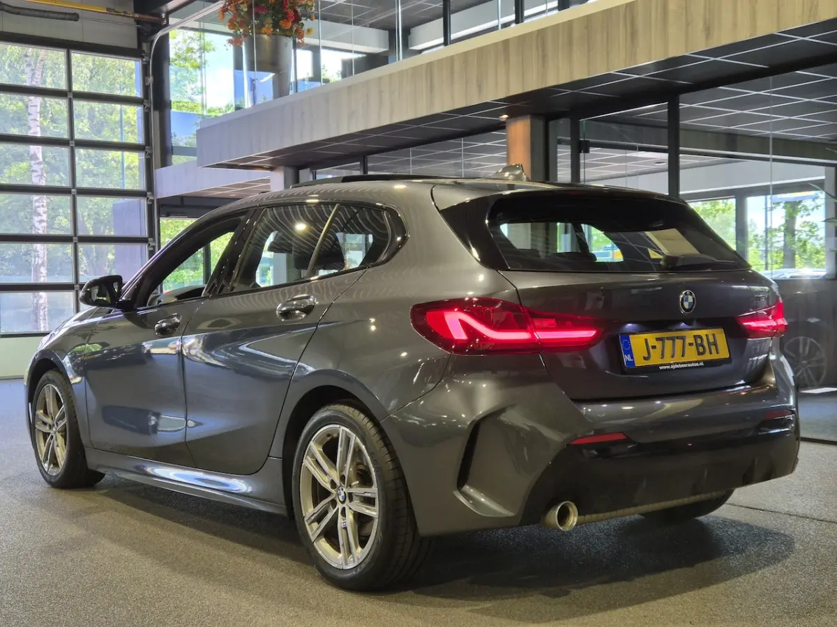 118i Executive Edition M-Sport | Panorama | Camera | NAP | Stoelverwarming | Sfeerverlicht