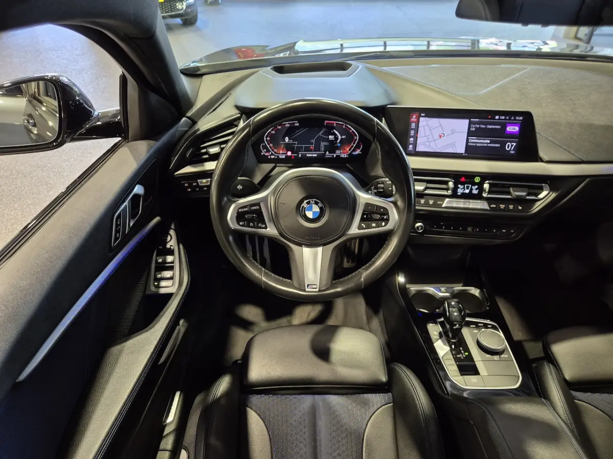 118i Executive Edition M-Sport | Panorama | Camera | NAP | Stoelverwarming | Sfeerverlicht