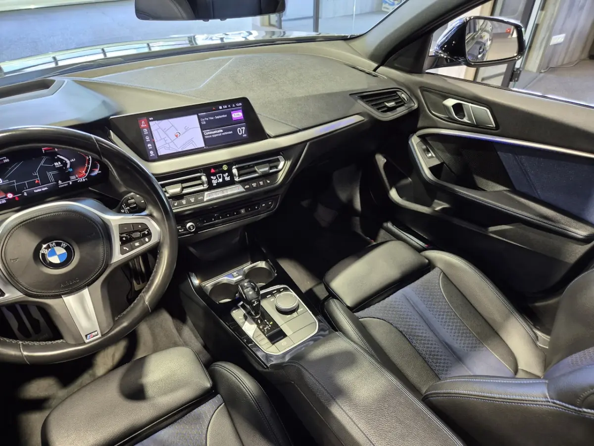 118i Executive Edition M-Sport | Panorama | Camera | NAP | Stoelverwarming | Sfeerverlicht