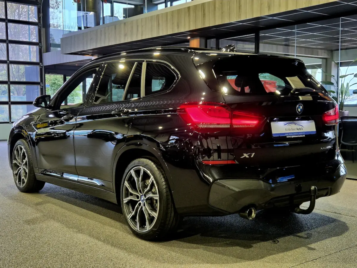 xDrive25e High Executive M-Sport 19â | Panorama | HUD | Trekhaak | Camera | Stoelverwarmin