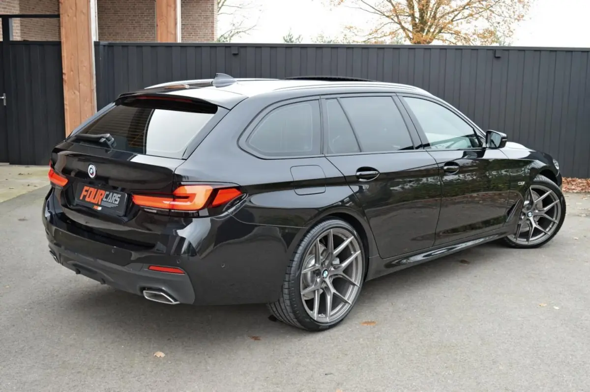 530e Business Edition Plus | 2023 | 21.000KM | M Sport | Panoramadak | Lederen bekleding |