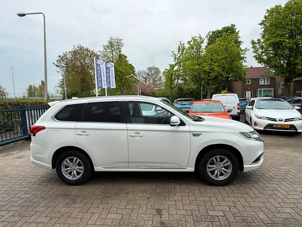 2.4 PHEV Pure / 1E EIG / APPLE CAR PLAY / STOELVERWARMING / CRUISE / ECC / NL-AUTO / TREKH