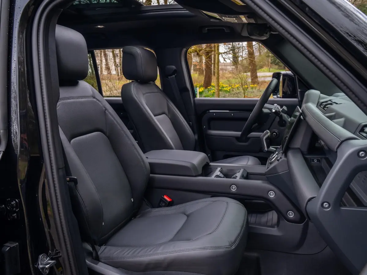 2.0 P300e 110 X-Dynamic HSE MY2026 | Pano | 22inch | Blackpack | Luchtvering | Towing Pack