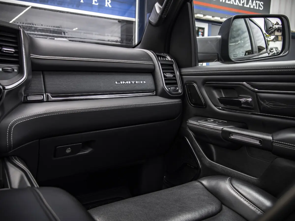 Limited Night 5.7L Hemi V8 | Pano| Luchtvering| 360 camera 6.4 ft Bed