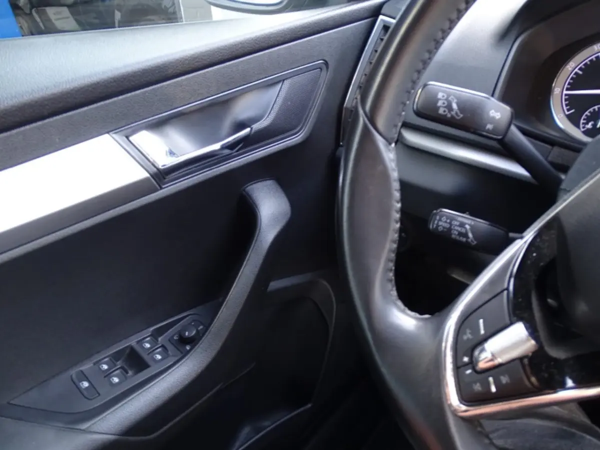 1.0 TSI BUS. ED-Navi-Carplay-Clima-Came-Blth-Pdc