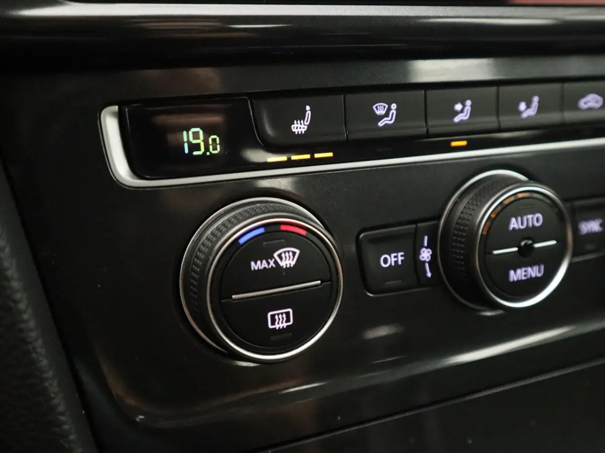 1.4 TSI Comfortline Business NWE D-RIEM / TREKHAAK / CARPLAY / STOELVERW / NAVI / CLIMA /