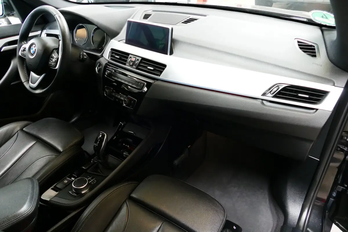 sDrive20i 192pk High Executive 1-Eig. Panodak, Camera, Leer, StoelVerw, Navi, 18"LMV