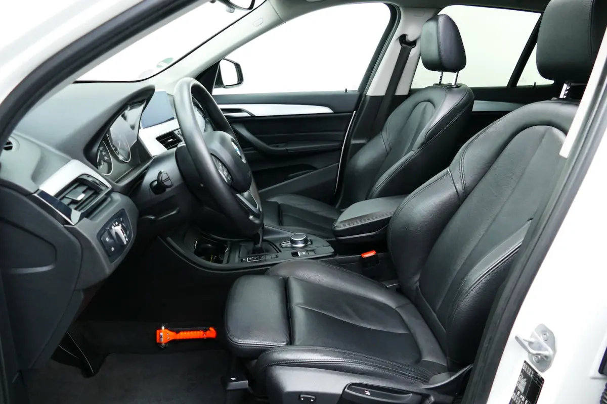 sDrive18i High Executive. Panodak, Leer, Stoelverw, Navi, Camera, 18"LMV, Haak 1700kg