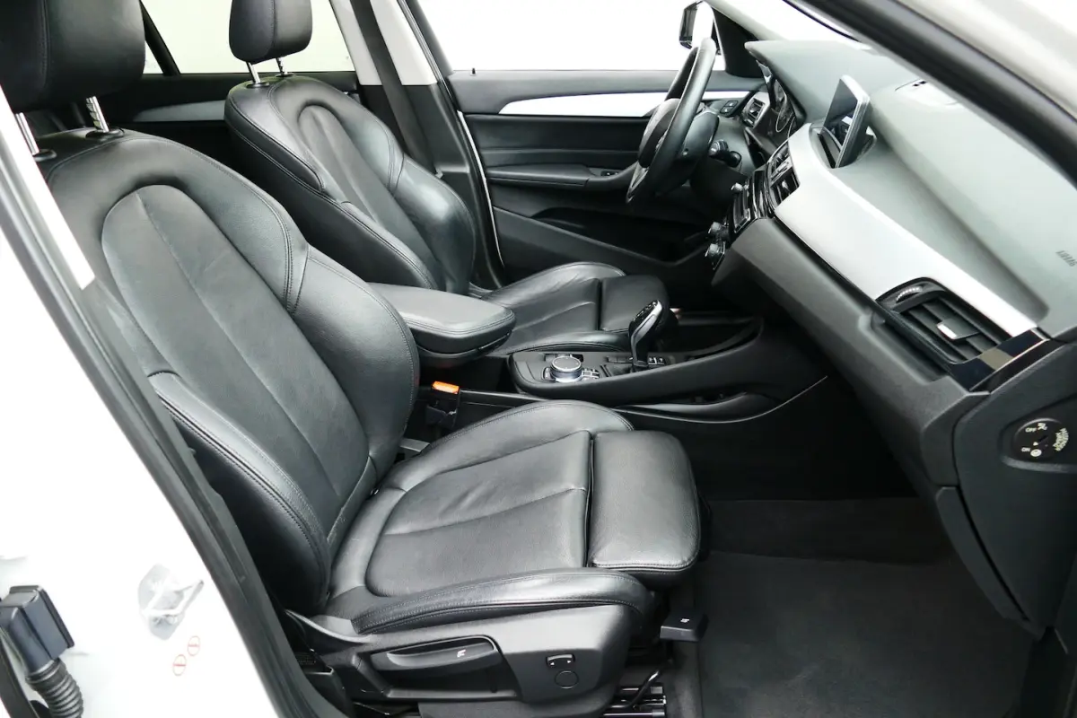 sDrive18i High Executive. Panodak, Leer, Stoelverw, Navi, Camera, 18"LMV, Haak 1700kg
