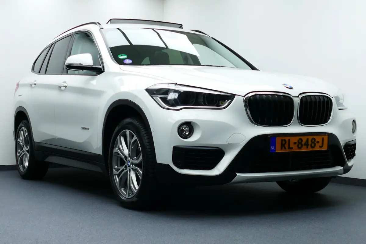 sDrive18i High Executive. Panodak, Leer, Stoelverw, Navi, Camera, 18"LMV, Haak 1700kg