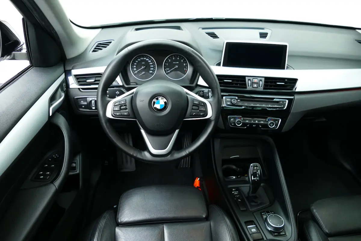 sDrive18i High Executive. Panodak, Leer, Stoelverw, Navi, Camera, 18"LMV, Haak 1700kg