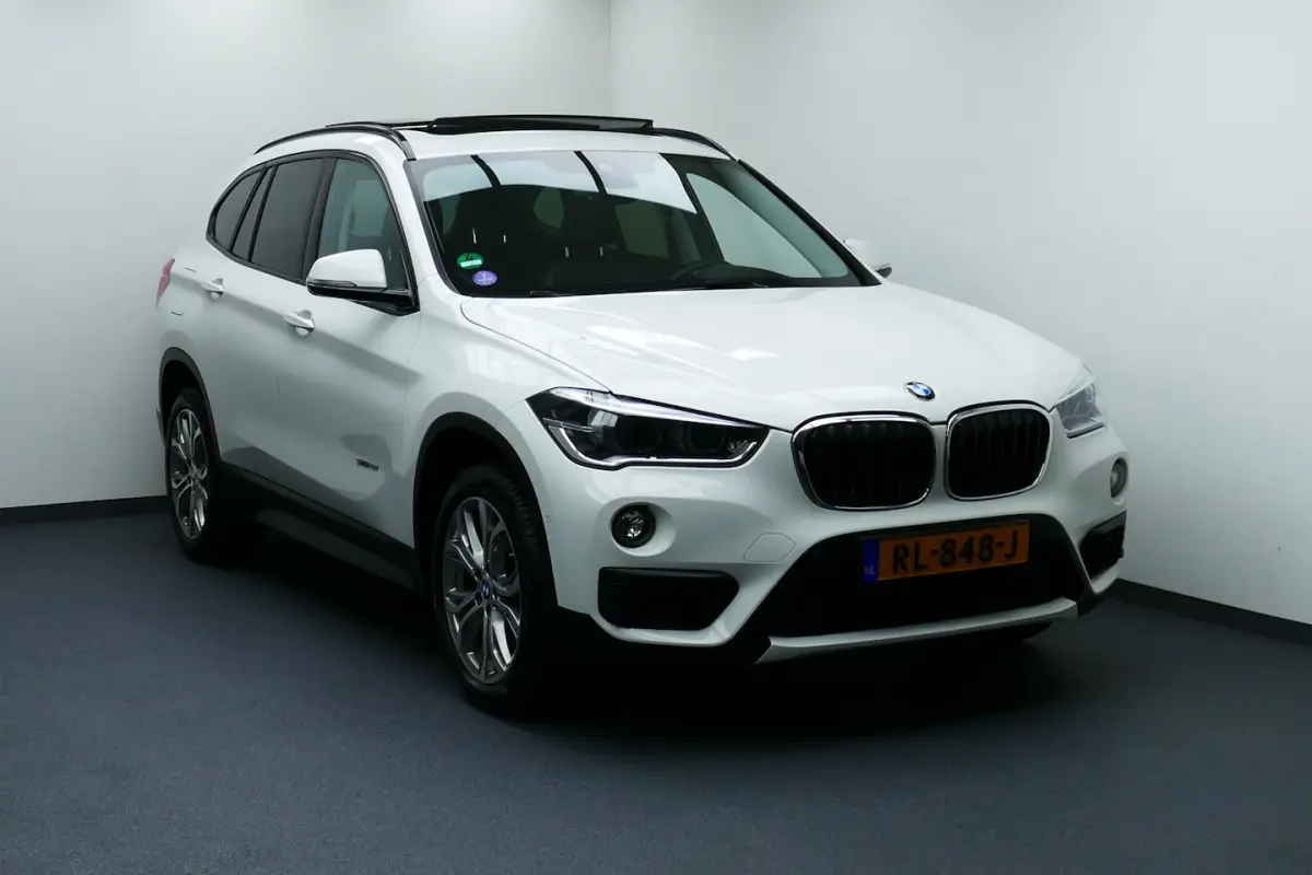 sDrive18i High Executive. Panodak, Leer, Stoelverw, Navi, Camera, 18"LMV, Haak 1700kg