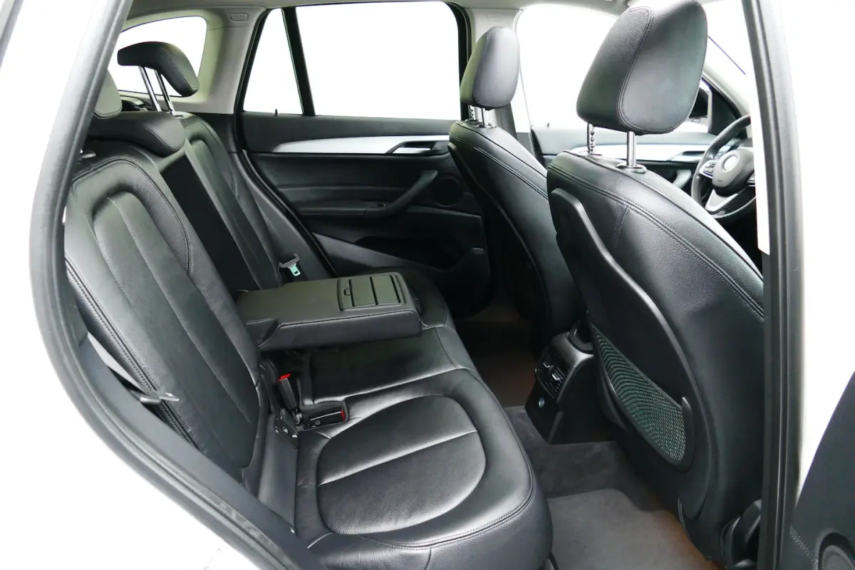 sDrive18i High Executive. Panodak, Leer, Stoelverw, Navi, Camera, 18"LMV, Haak 1700kg