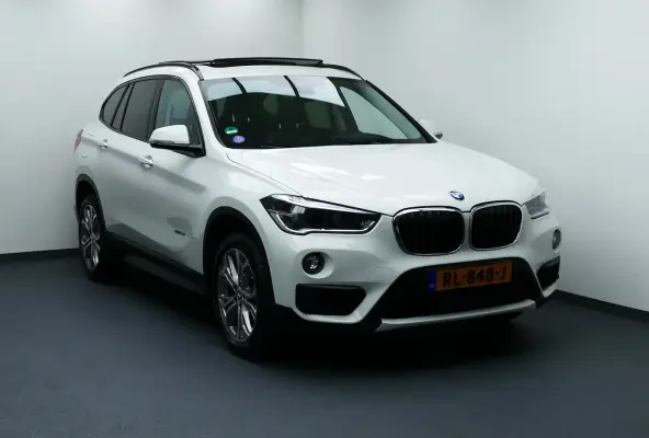sDrive18i High Executive. Panodak, Leer, Stoelverw, Navi, Camera, 18"LMV, Haak 1700kg