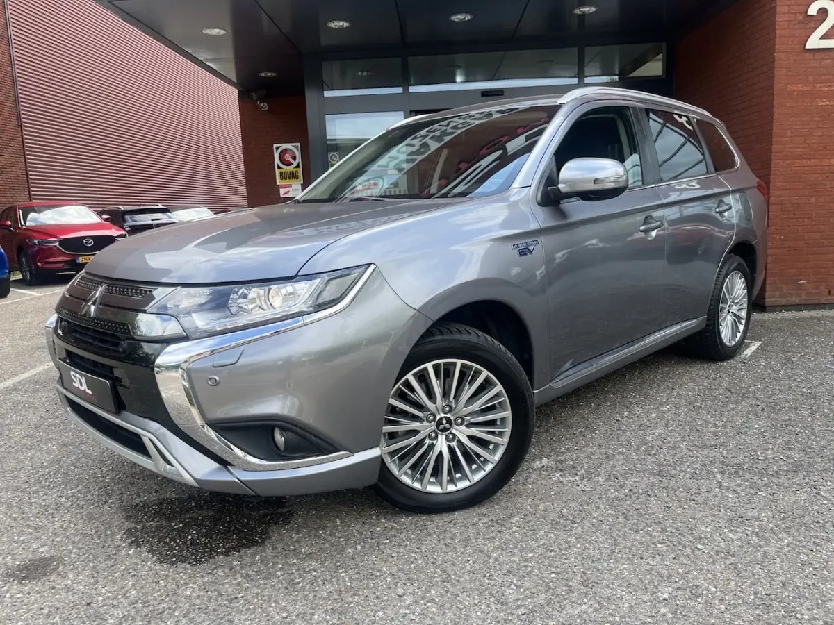 2.4 PHEV 4WD Pure+ 240PK // AFN. TREKHAAK // KEYLESS // CAMERA+SENSOREN // CLIMA // STOELV