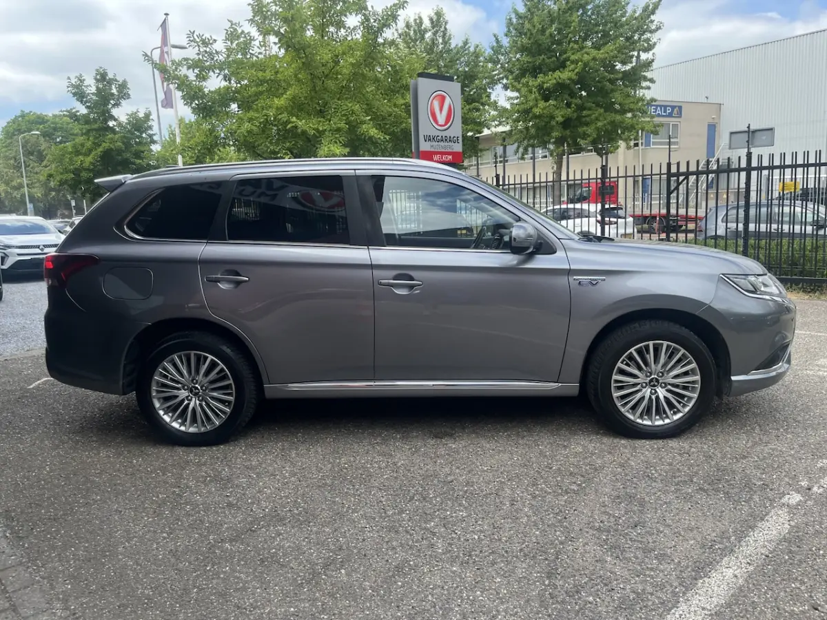 2.4 PHEV 4WD Pure+ 240PK // AFN. TREKHAAK // KEYLESS // CAMERA+SENSOREN // CLIMA // STOELV