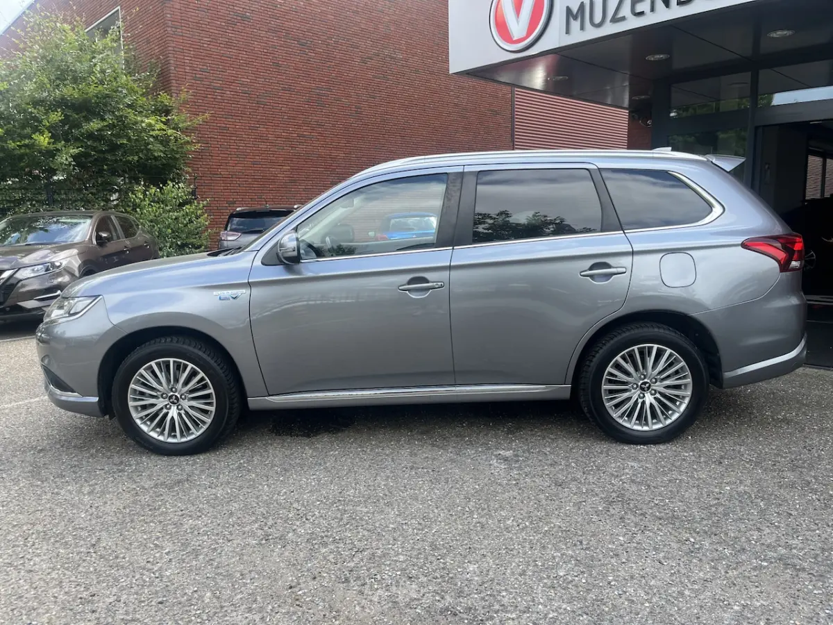 2.4 PHEV 4WD Pure+ 240PK // AFN. TREKHAAK // KEYLESS // CAMERA+SENSOREN // CLIMA // STOELV
